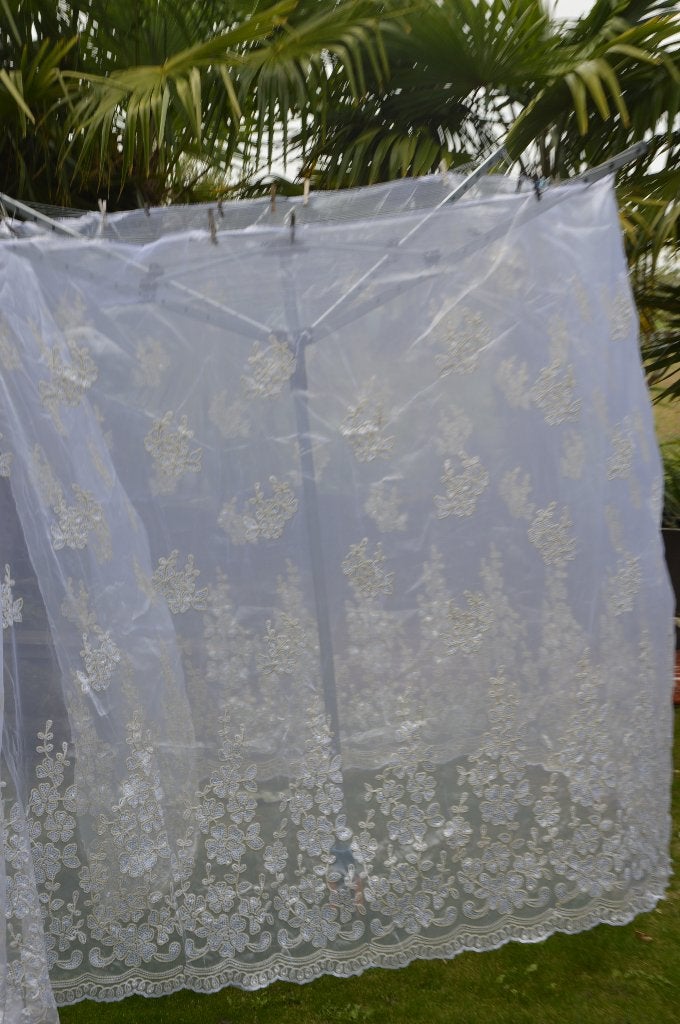 Zeer grote lap voile stof wit met gele/ivoor pailletten 20mt, 120 cm of meer, Wit, Ophalen of Verzenden, Kant