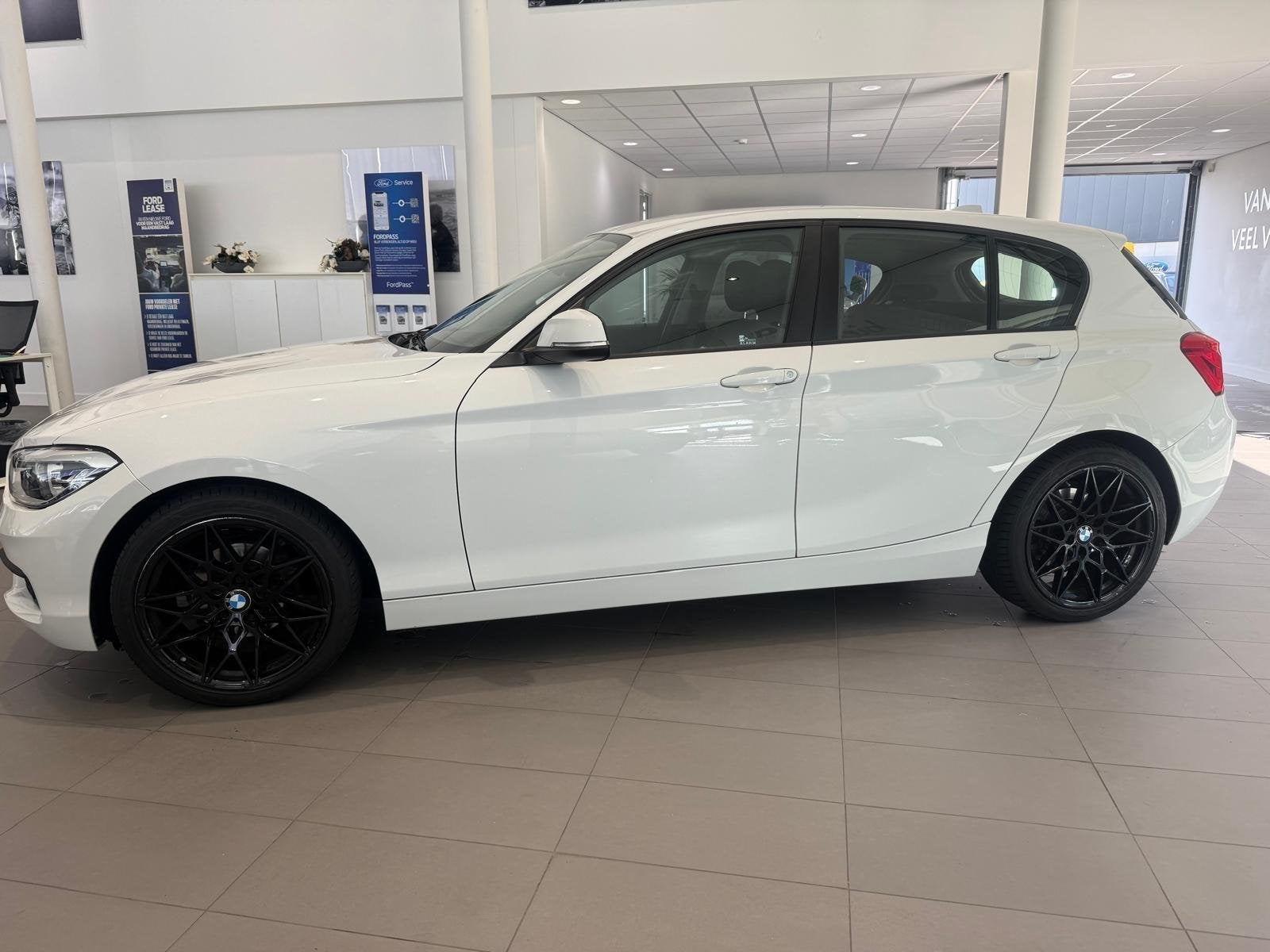 BMW 1-serie 116i | KEYLESS START | CRUISE CONTROL | PARKEERS, Auto's, 12 maanden, Euro 6, Wit, Grijs