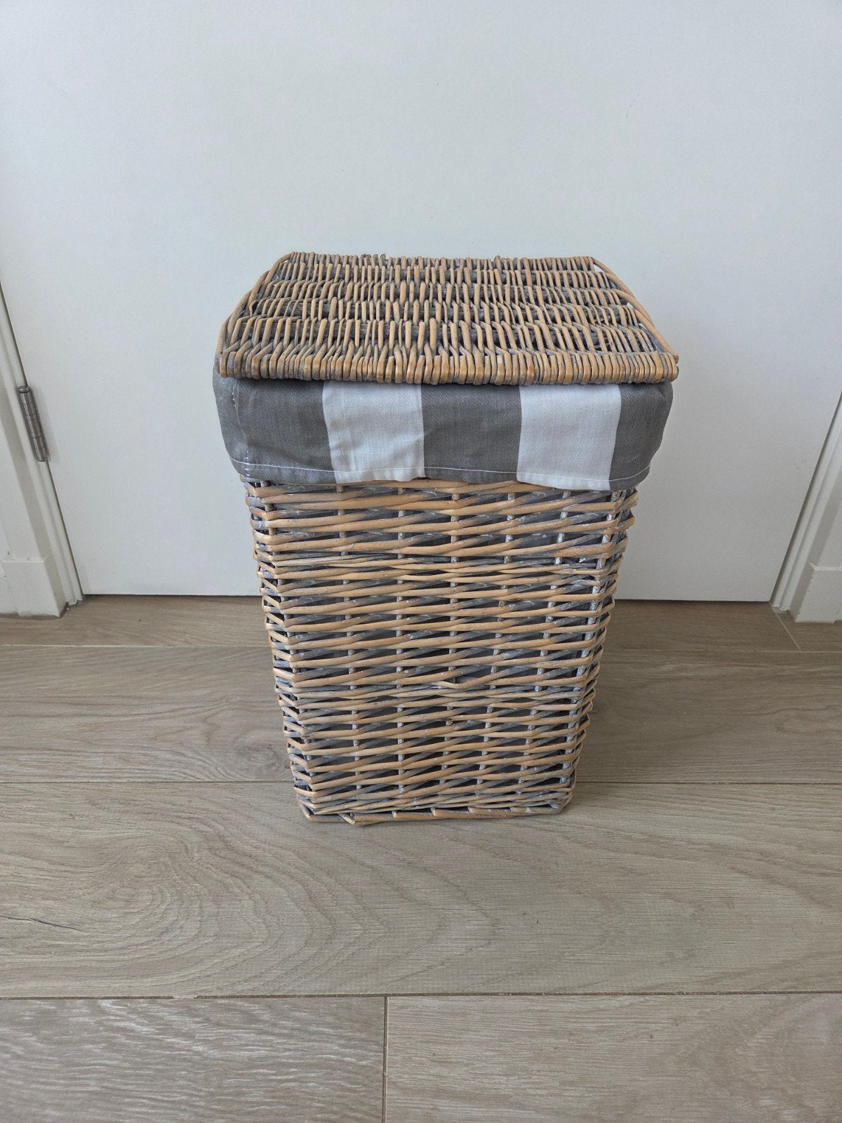Wasmand van rotan met stoffen binnenvoering en deksel., Gebruikt, Ophalen of Verzenden, Landelijk, Natuurlijk materiaal