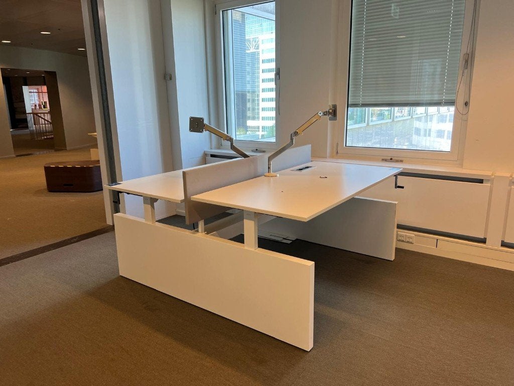 Foto 8 van Ahrend duo-bureau met slinger/kabelgoot 250€/st, 80st