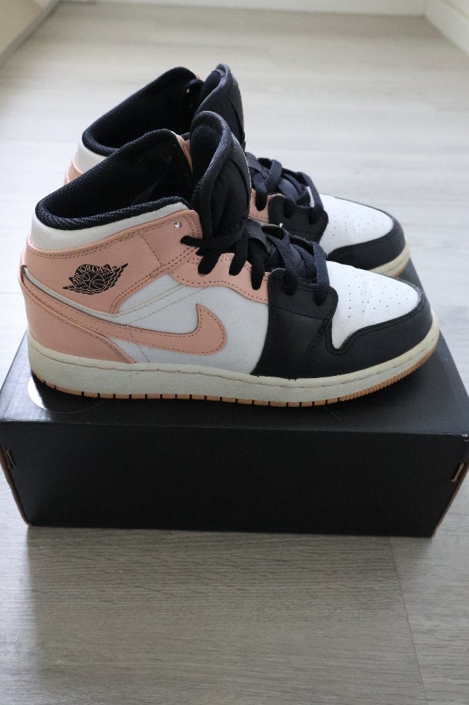 Nike air Jordan Mid 1 zalm roze, Ophalen, Meisje, Sportschoenen, Zo goed als nieuw