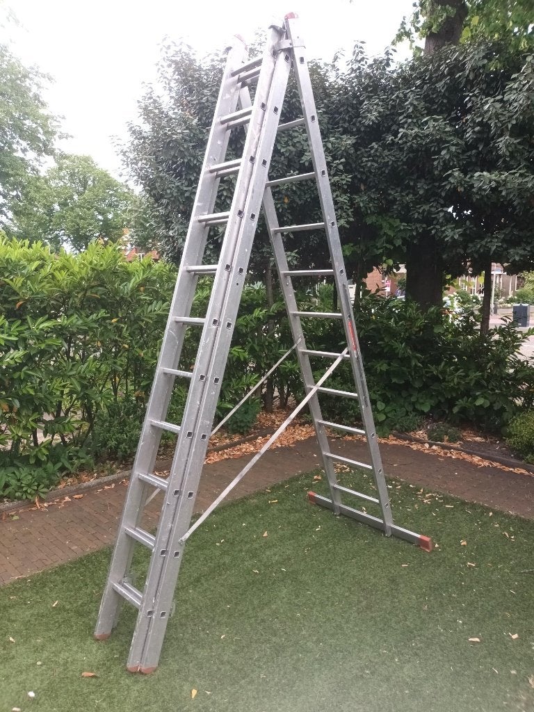 Favorit Aluminium 3 delige ladder te koop, 7,8 mtr, Doe-het-zelf en Verbouw, Ophalen, Gebruikt, Opvouwbaar of Inschuifbaar, 4 meter of meer