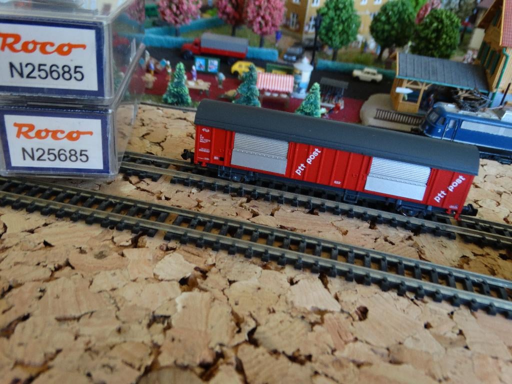 N-Spoor: Adv 718: Roco, 2 nieuwe postwagon NS, N25685, ovp., Gelijkstroom of Wisselstroom, Ophalen of Verzenden, NS, Roco