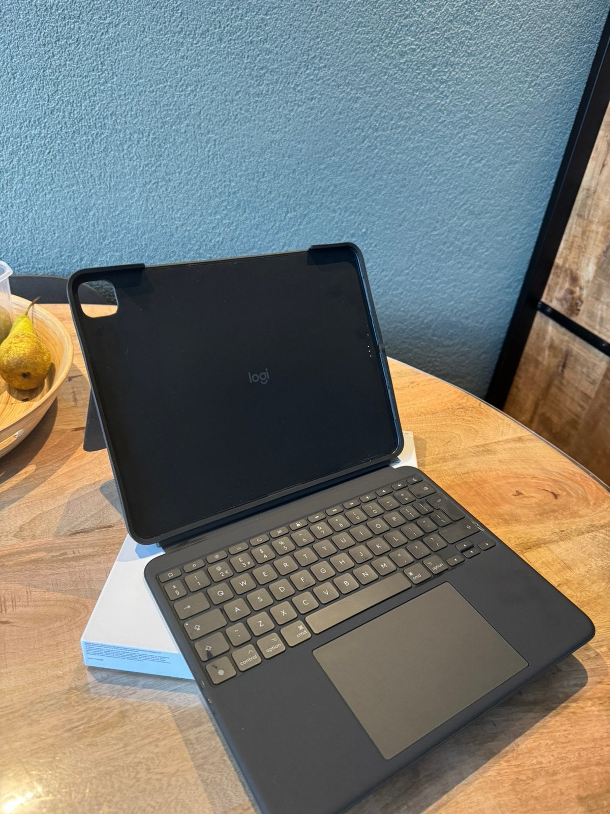 Logitech Combo Touch keyboard iPad Pro 13 inch, Computers en Software, Ophalen of Verzenden, Zo goed als nieuw, Zwart, Apple iPad