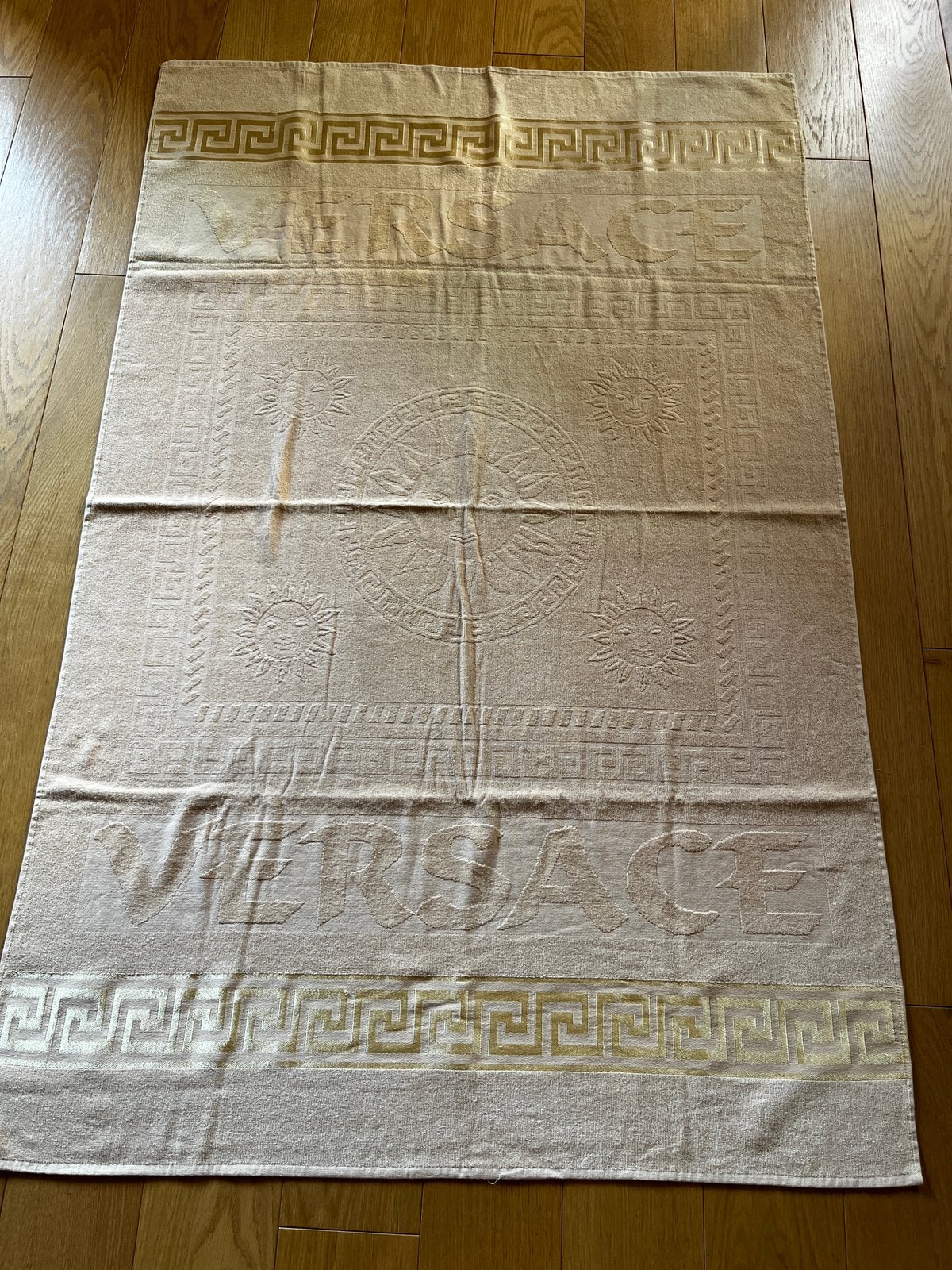Versace handdoek, kleur beige, taupe, heel groot, nieuw, Ophalen of Verzenden, Nieuw, Beige, Handdoek