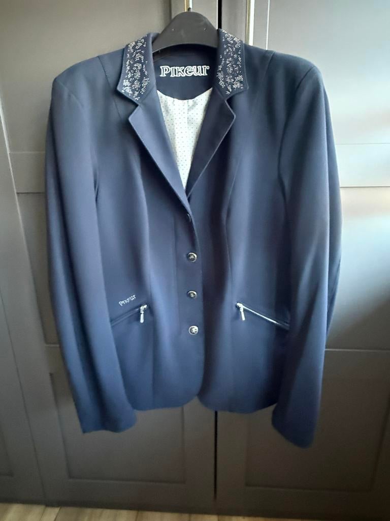 GEZOCHT  Pikeur wedstrijdjasje Saphira zwart 42, Dieren en Toebehoren, Paardrijkleding, Ophalen of Verzenden, Zo goed als nieuw