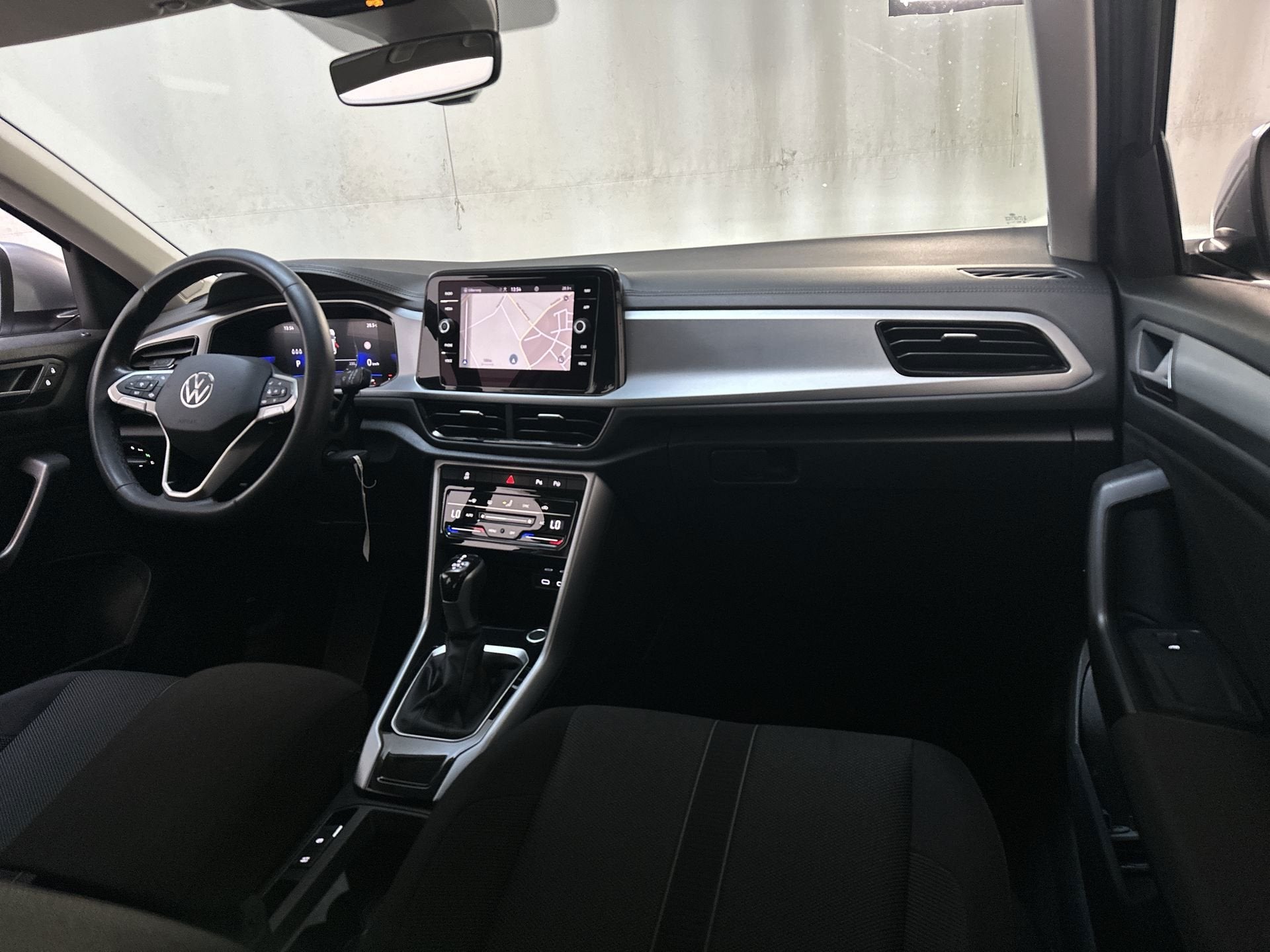 Volkswagen T-Roc 1.5 TSI 150pk DSG Life Navigatie Trekhaak P, Auto's, Volkswagen, 4 cilinders, Automatische klimaatregeling, Origineel Nederlands