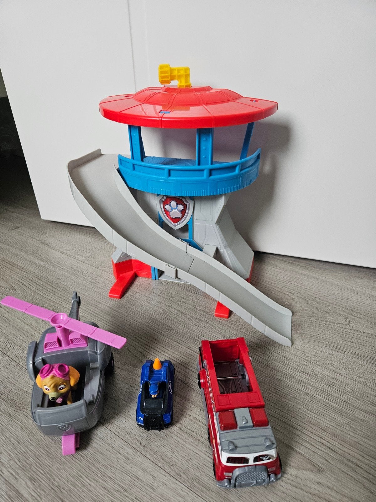 Paw Patrol uitkijktoren + figuren, Ophalen of Verzenden, Zo goed als nieuw
