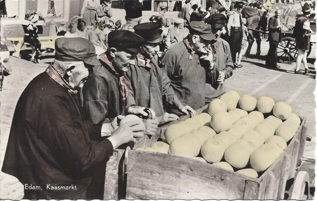 Edam (N.H.) Kaasmarkt, veel Volk, 1959, Ophalen of Verzenden, 1940 tot 1960, Ongelopen, Noord-Holland