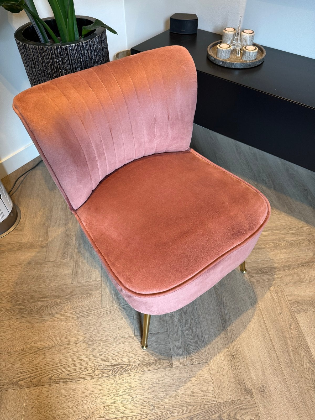 Roze fluwelen stoel met gouden poten, Huis en Inrichting, Stoelen, Overige kleuren, Ophalen of Verzenden, Zo goed als nieuw, Eén