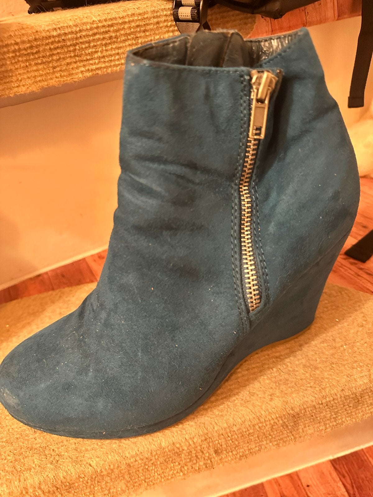 Blauwe suède enkellaarsjes (38) met sleehak - Maat 38, Ophalen of Verzenden, Gedragen, Blauw, Lage of Enkellaarzen