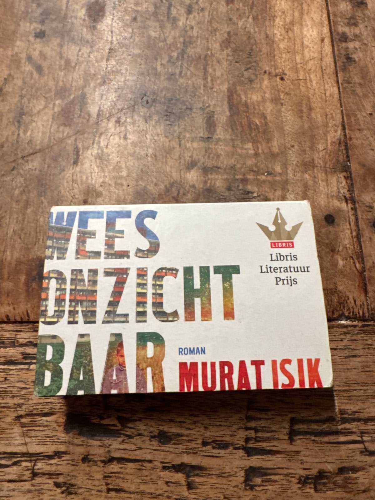 Wees Onzichtbaar - Murat Isik (Dwarsligger), Boeken, Ophalen, Zo goed als nieuw, Nederland