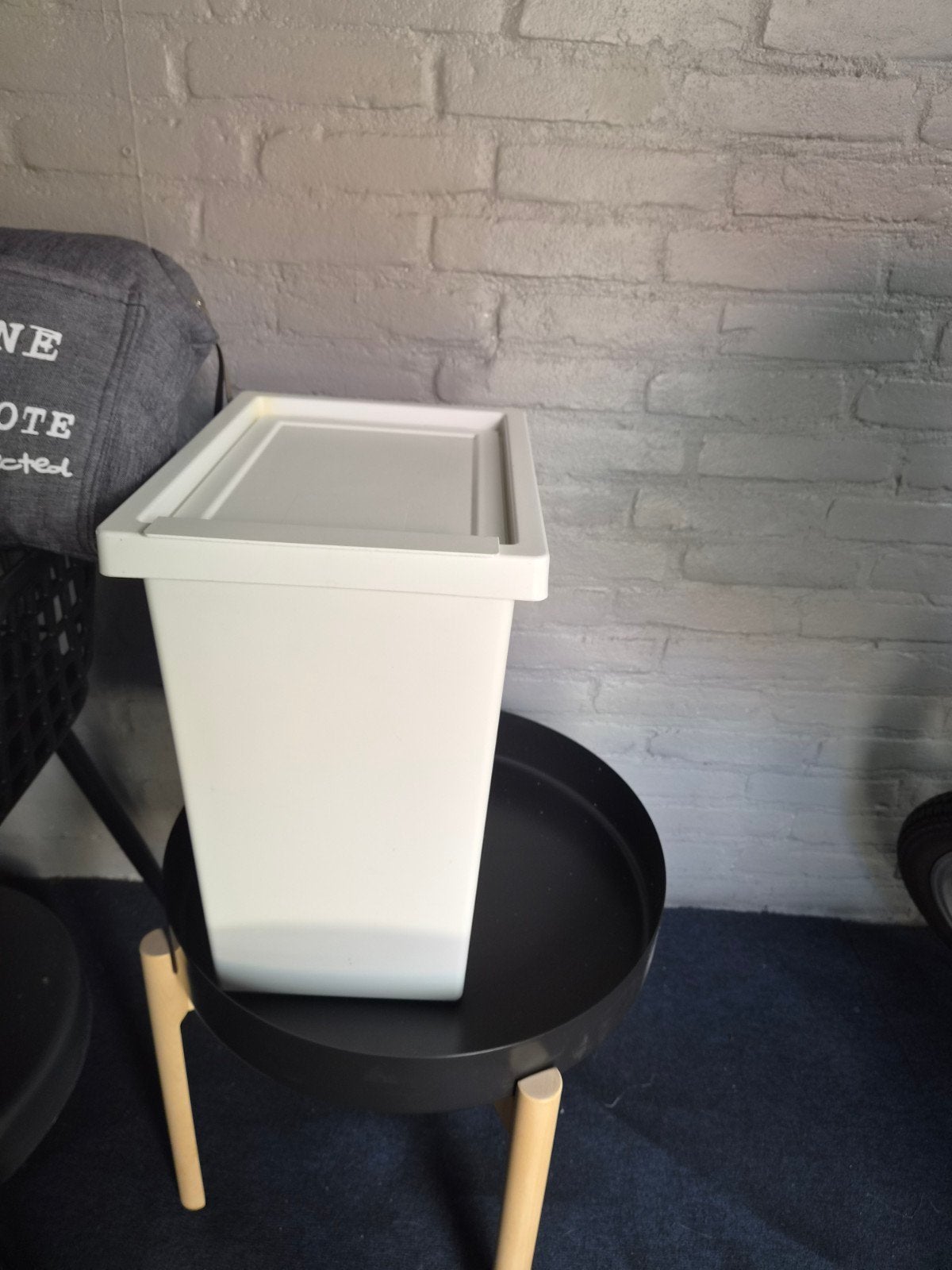 Witte Ikea bak met klep, Huis en Inrichting, Woonaccessoires | Prullenbakken, Ophalen, Kunststof, Minder dan 50 cm
