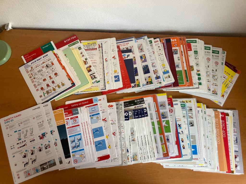 Set van 116 airline safety cards (oa DC3, DC10, Dart & F100), Verzamelen, Ophalen of Verzenden, Zo goed als nieuw, Kaart, Foto of Prent