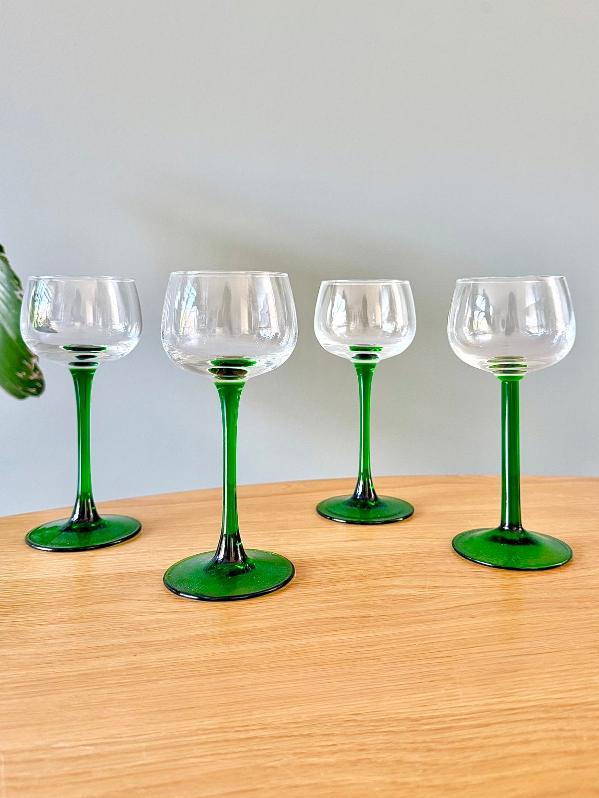4 vintage groene Elzasser voetglazen wijnglazen borrelglazen, Verzamelen, Ophalen of Verzenden, Zo goed als nieuw, Overige typen