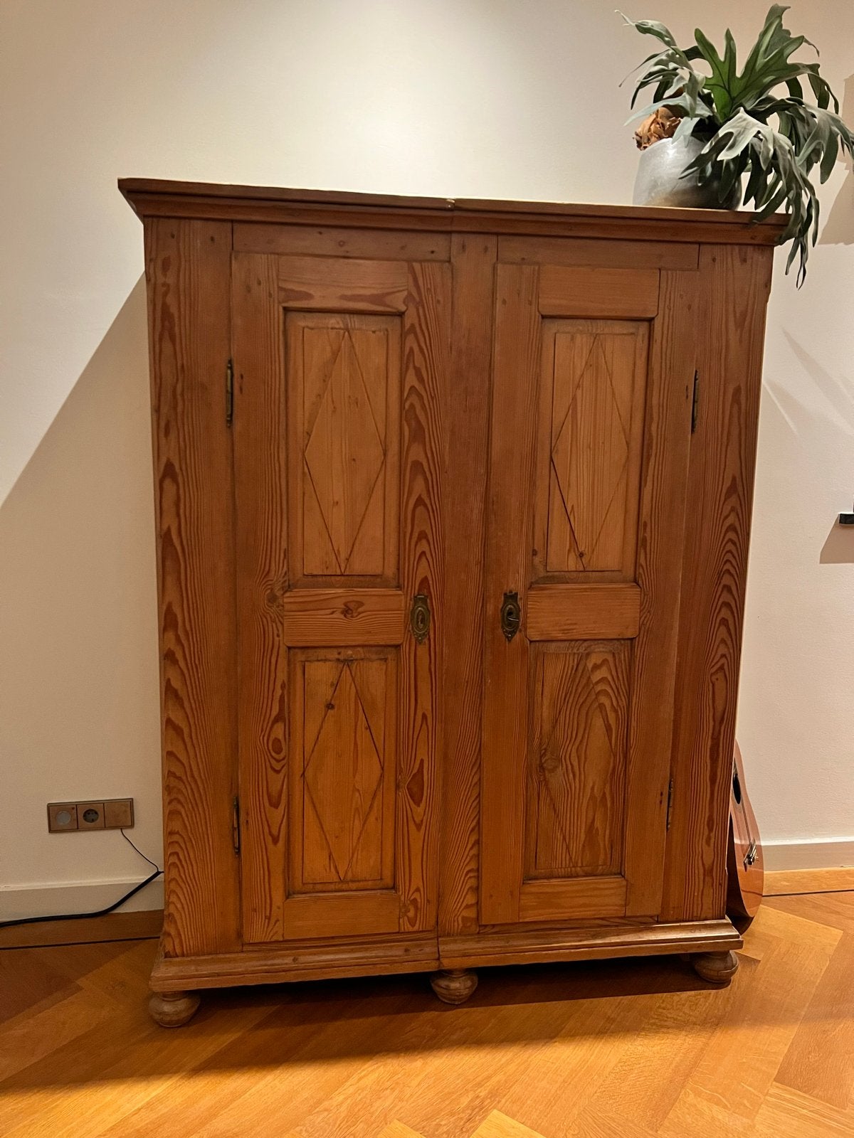 Antieke grenen kast met 2 deuren en mooie panelen, Antiek en Kunst, Ophalen