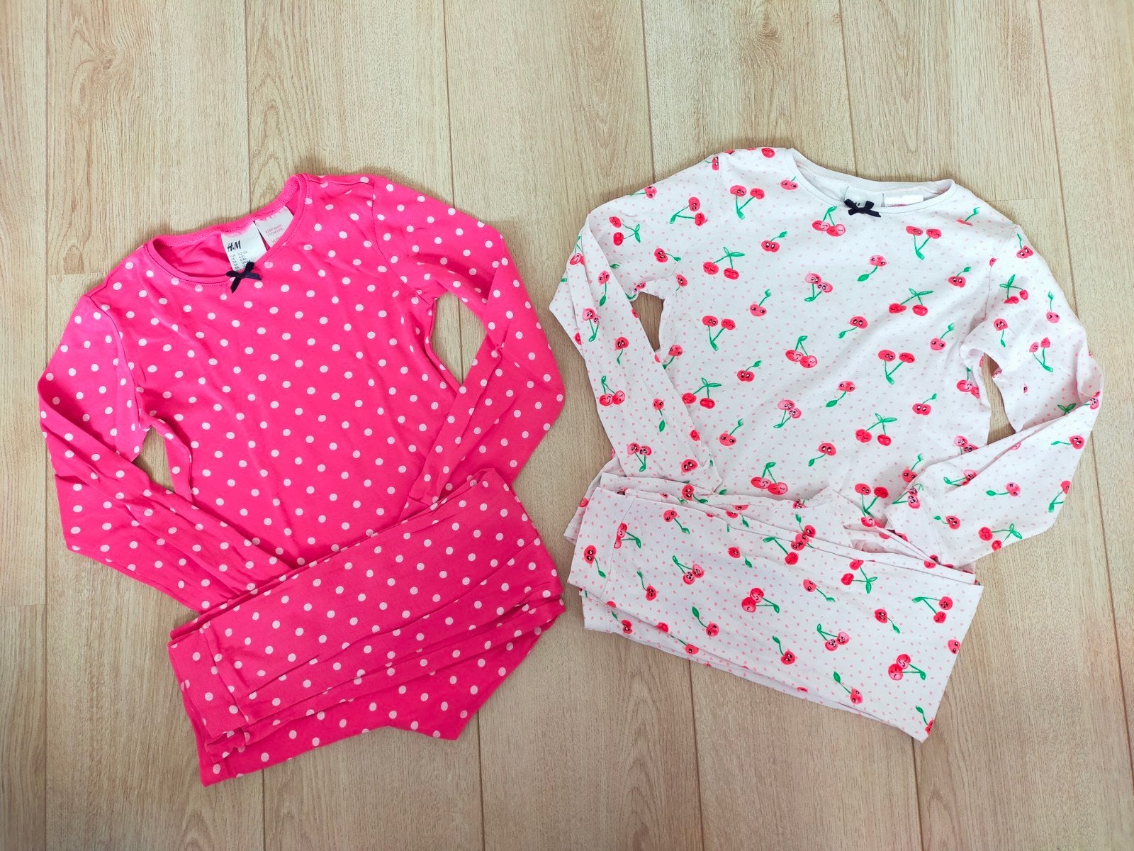 Zgan! 2x schattige pyjama met strikje van H&M. Mt 122/128, Kinderen en Baby's, Kinderkleding | Maat 122, Nacht- of Onderkleding