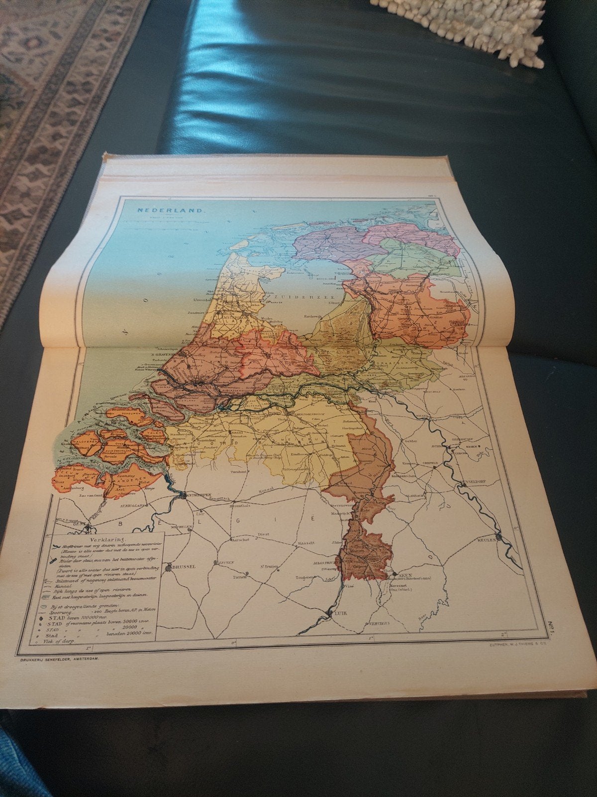 School-Atlas der Geheele Aarde 1921  40 euro, Boeken, Atlassen en Landkaarten, Overige atlassen, Ophalen of Verzenden, Zo goed als nieuw