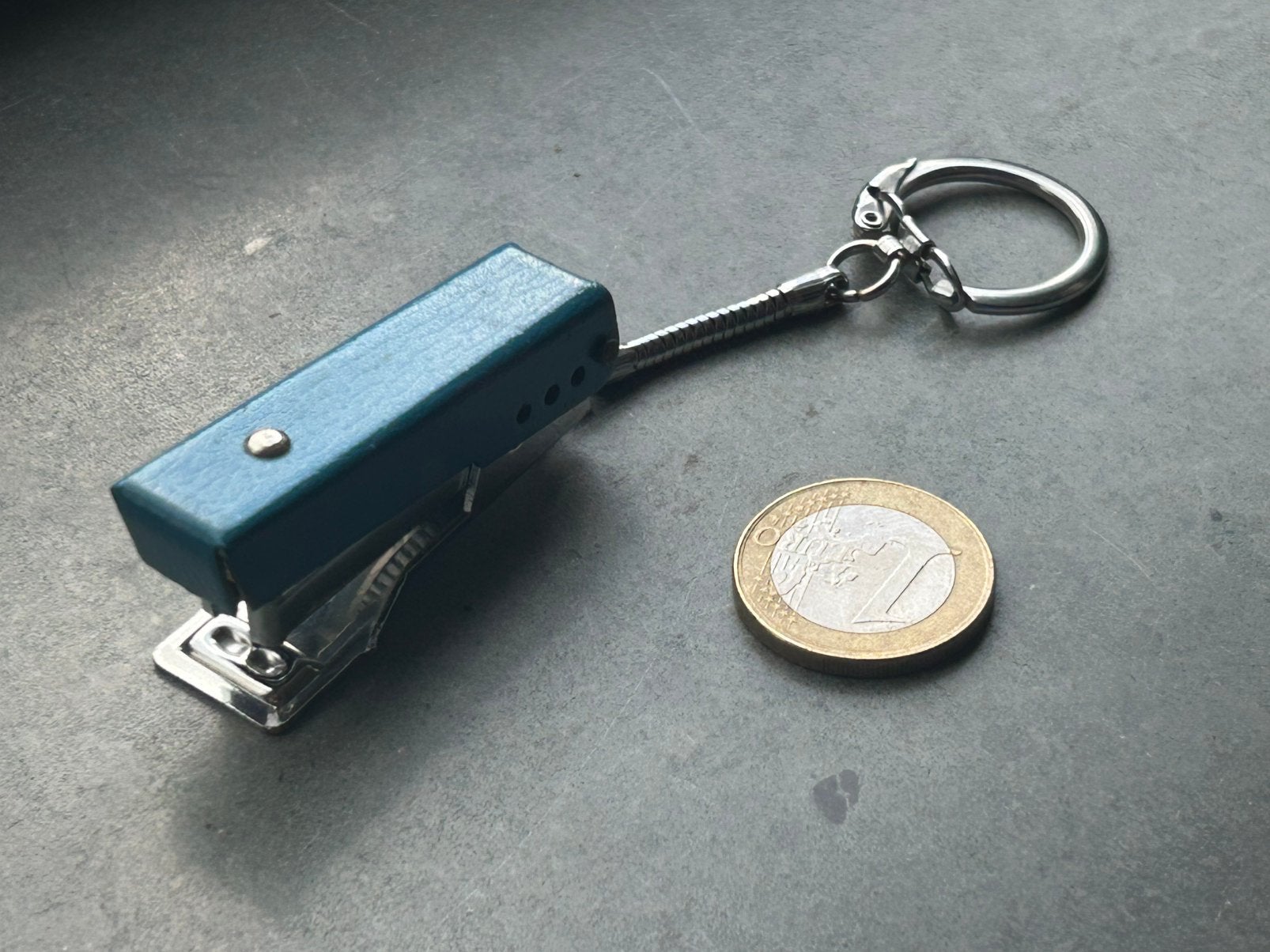 Sleutelhanger met een blauwe miniatuur nietmachine, Verzamelen, Ophalen of Verzenden, Gebruikt, Overige typen