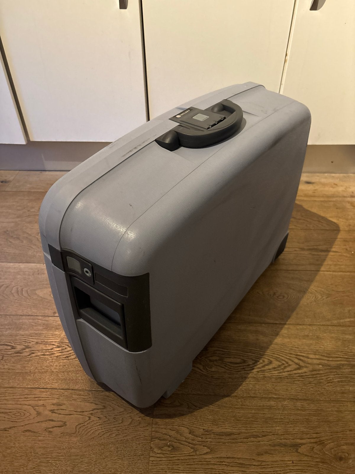 Delsey harde koffer - Grijs/Licht blauw- Met wieltjes, Uitschuifbare handgreep, Gebruikt, Hard kunststof, 45 tot 55 cm