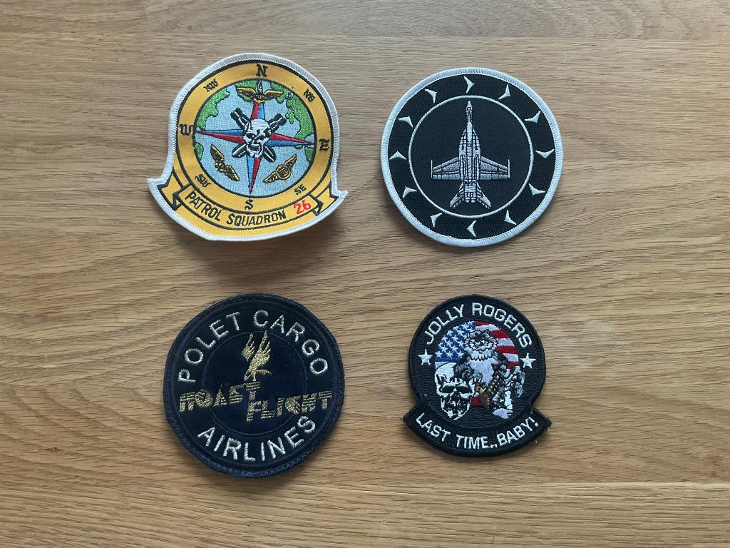 4 badges, Ophalen of Verzenden, Overige soorten, Overige gebieden, Embleem of Badge
