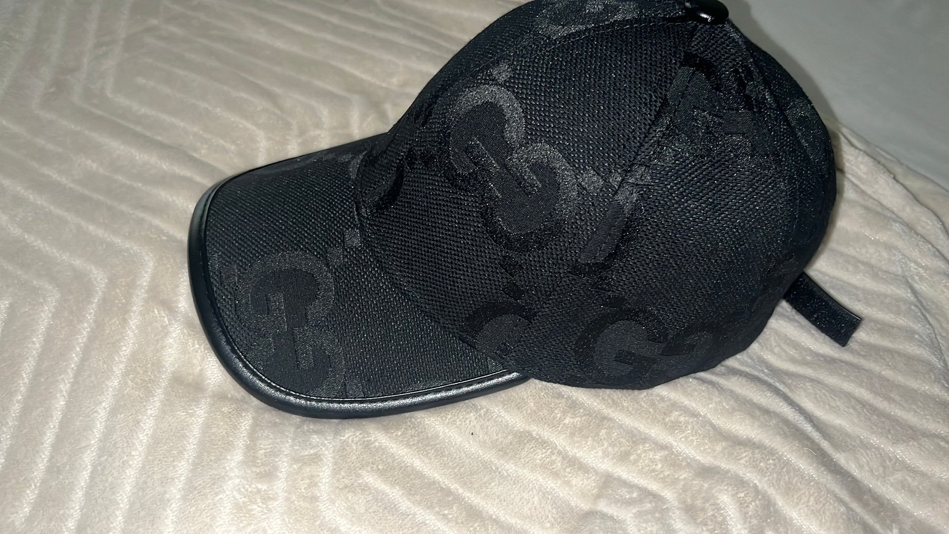 Gucci pet zwart, Ophalen