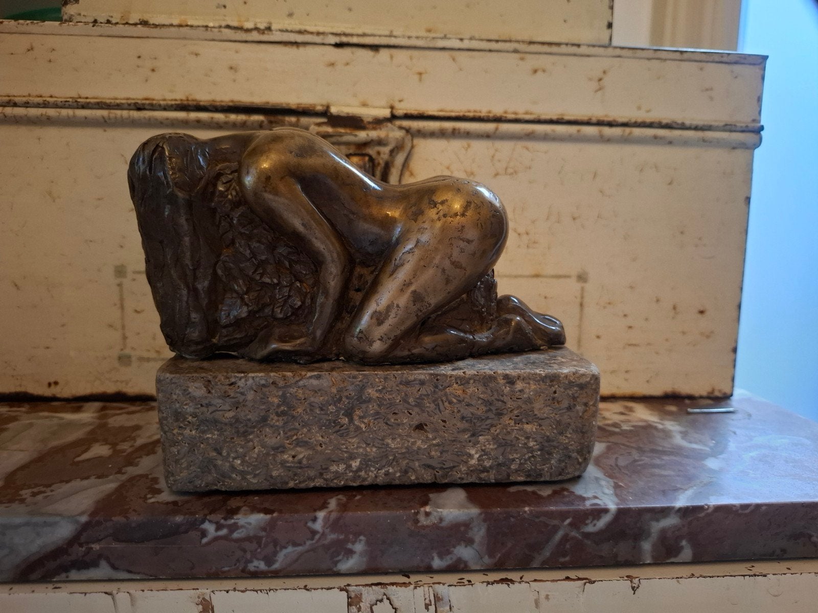 Bronzen beeld van liggende vrouw op stenen sokkel, Minder dan 20 cm, Gepatineerd, Ophalen of Verzenden, Brons