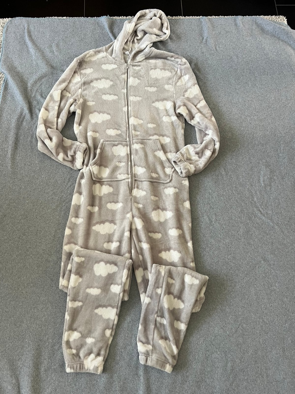 Maat L/XL onesie wolkjes unisex, Kleding | Dames, Huispakken, Ophalen of Verzenden, Zo goed als nieuw, Maat 42/44 (L), Grijs