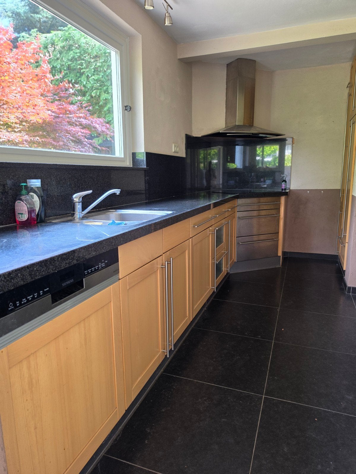 Keuken met vaatwasser, inductiekookplaat en combi-oven, Huis en Inrichting, Keuken | Complete keukens, Ophalen, Gebruikt, Bruin