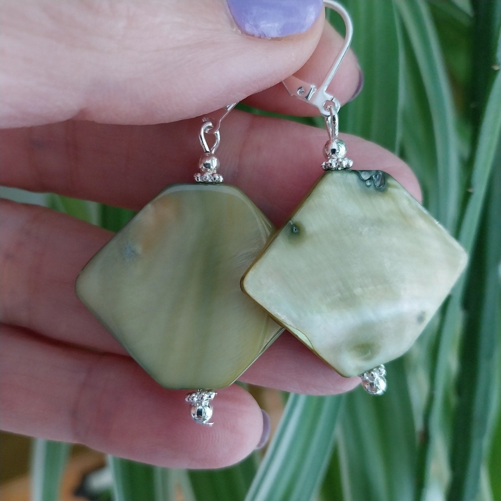 Parelmoer oorbellen met verzilverde oorhaakjes #1617, Sieraden, Tassen en Uiterlijk, Oorbellen, Verzenden, Zo goed als nieuw, Hangers