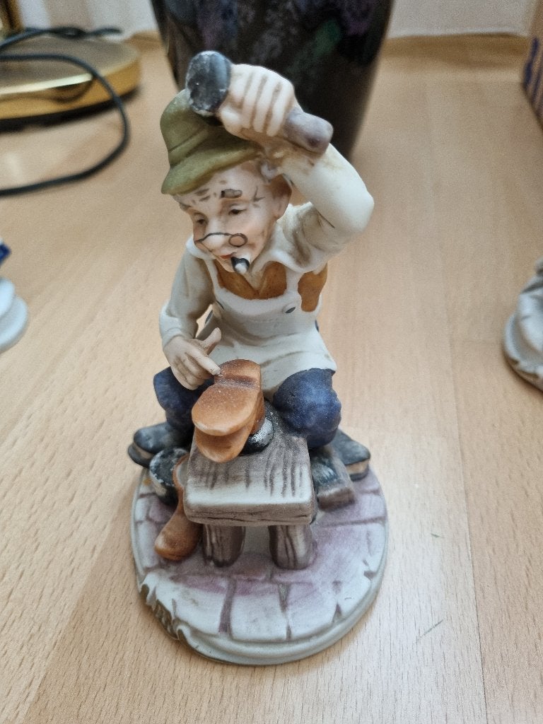 Klassiek vintage porseleinen beeldje - schoenmaker, Ophalen, Zo goed als nieuw, Dier
