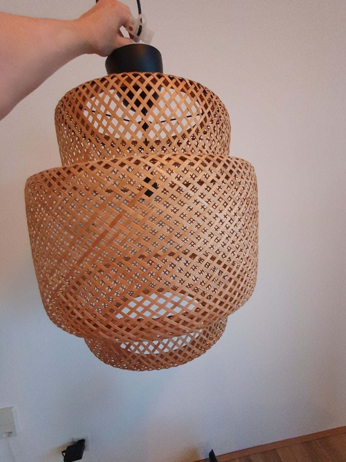 Grote hanglamp (ikea sinnerlig) van riet, Huis en Inrichting, Lampen | Hanglampen, Ophalen, 50 tot 75 cm