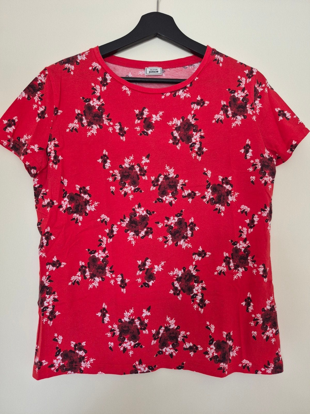 Rood t-shirt met zwart witte bloemen. Maat M. Nieuw!, Maat 38/40 (M), Nieuw, Ophalen of Verzenden, Rood