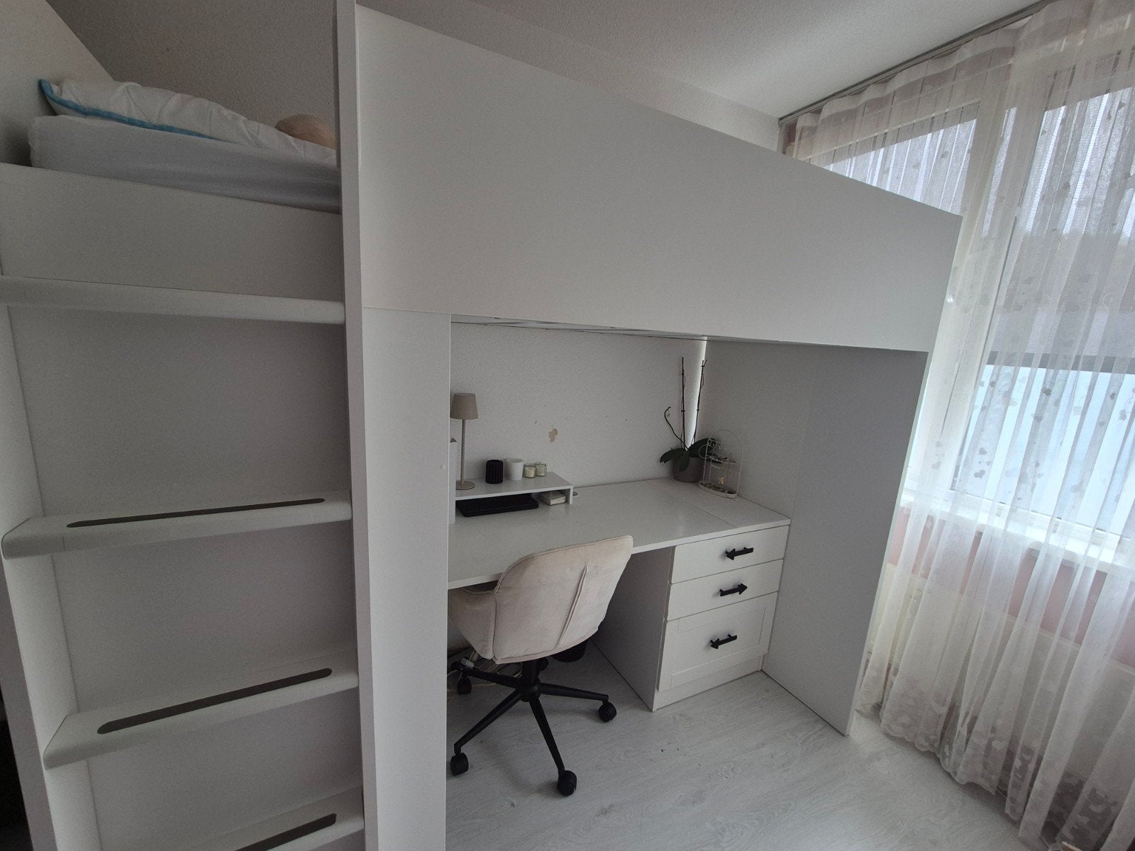 Witte Ikea hoogslaper met bureau en opbergruimte, Ophalen, Eenpersoons, Zo goed als nieuw, 200 cm