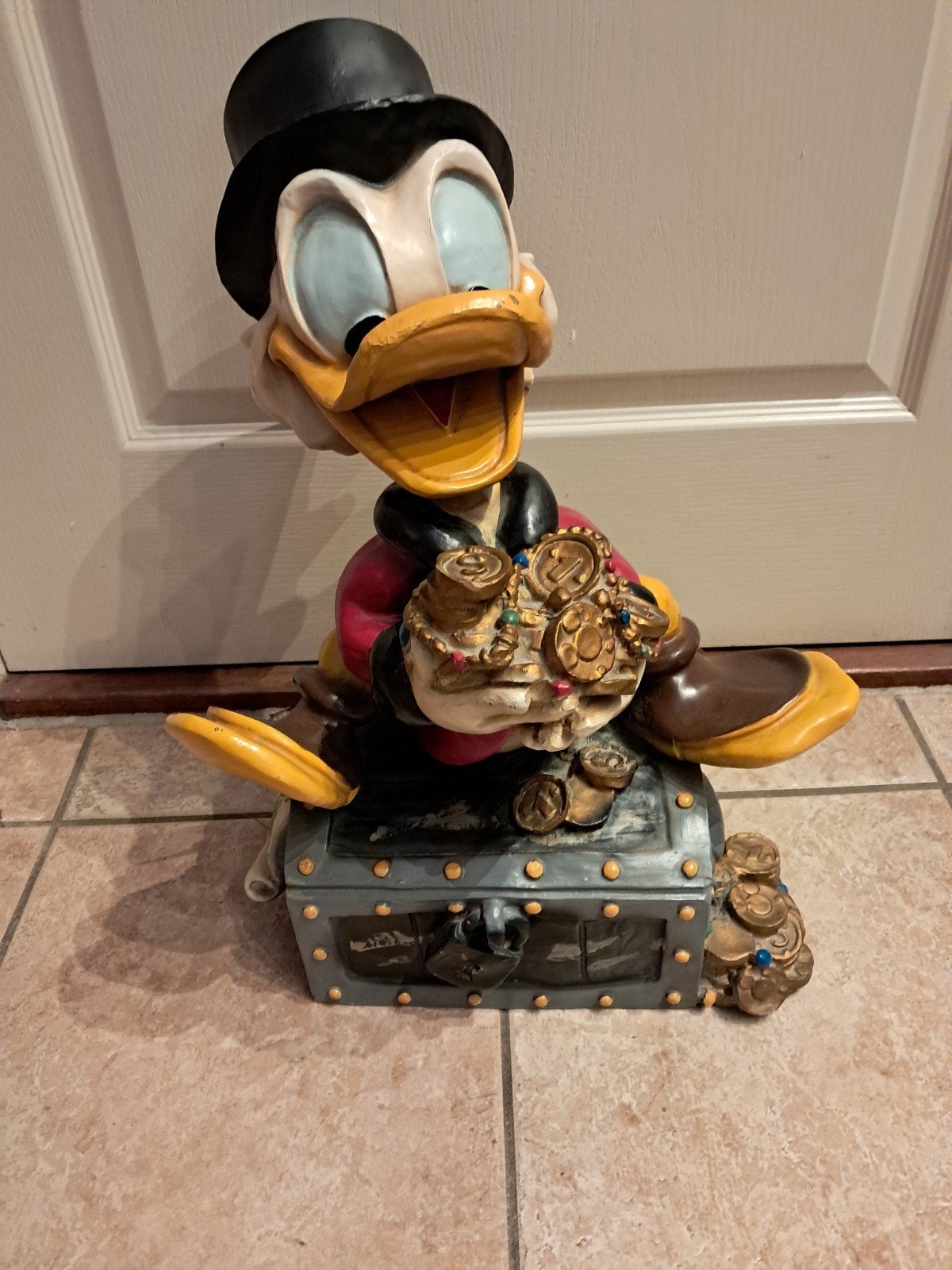 Dagobert Duck beeldje met schatkist - Disney, Verzamelen, Disney, Ophalen of Verzenden, Donald Duck, Zo goed als nieuw, Beeldje of Figuurtje