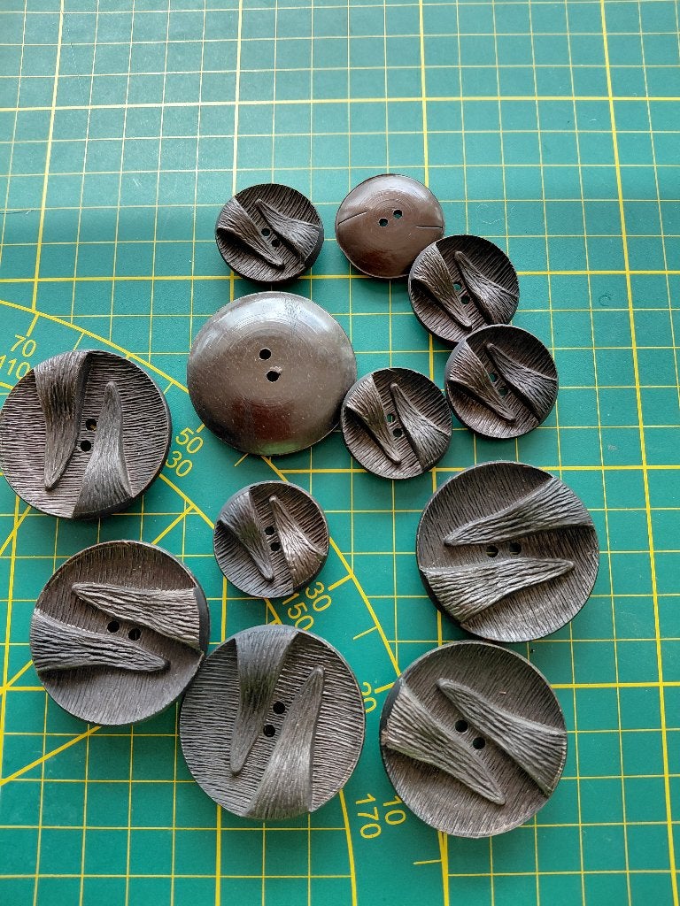 Bruine vintage knopen 2 maten 4 en 2,8cm, Ophalen of Verzenden, Zo goed als nieuw, Knoop of Knopen