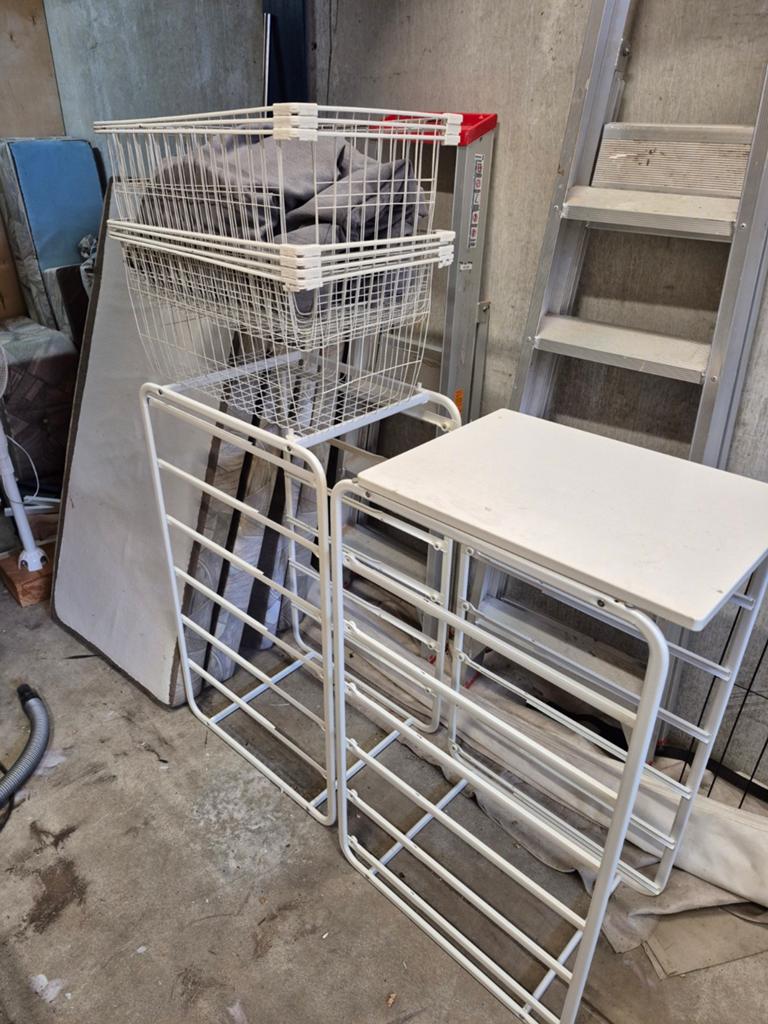 Witte metalen opbergrekken en manden, Ophalen, Gebruikt