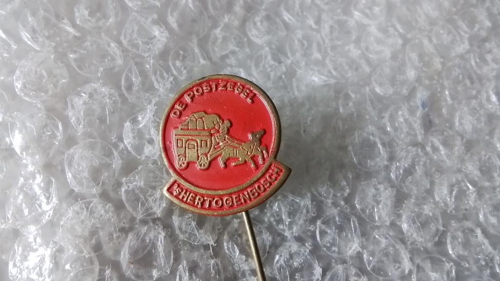 Speldje postzegel s-Hertogenbosch hotel en restaurant, Verzamelen, Speldjes, Pins en Buttons, Ophalen of Verzenden, Overige onderwerpen