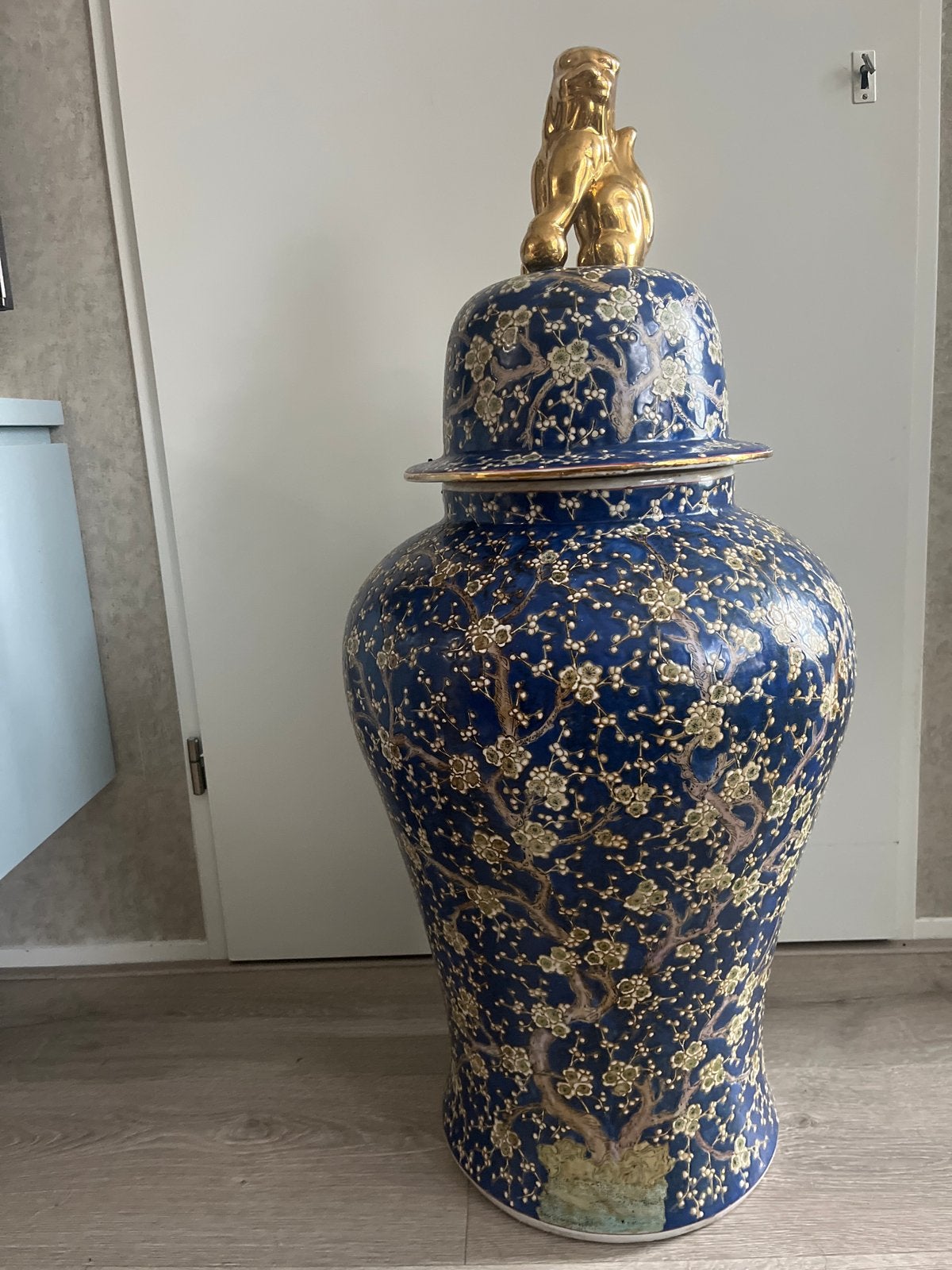 Grote Chinese vaas met gouden leeuw - Blauw/Wit, Antiek en Kunst, Ophalen