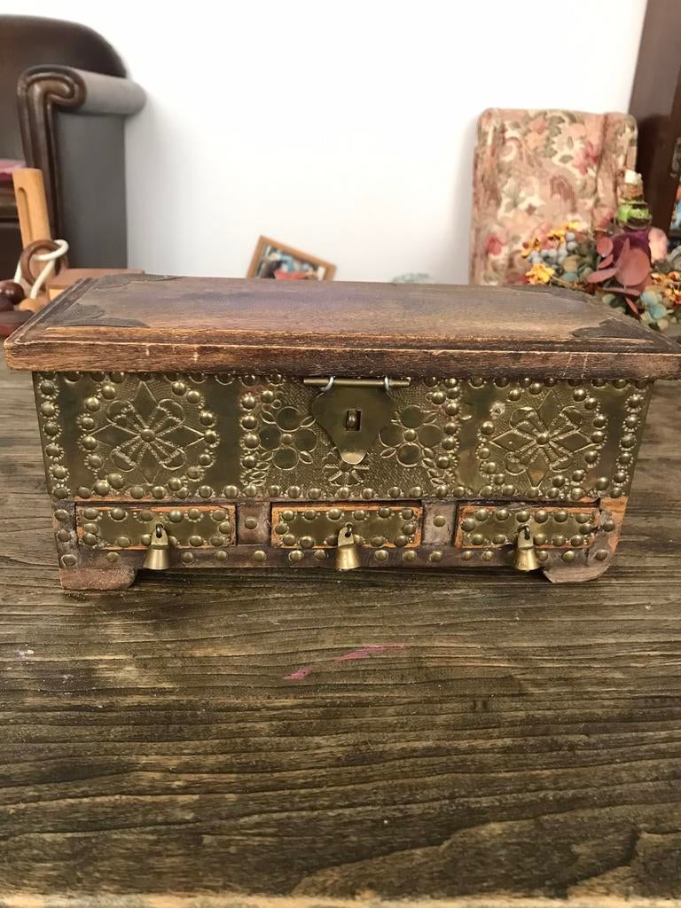 Houten Sieraden doosje met beslag, Ophalen of Verzenden, Zo goed als nieuw, Minder dan 50 cm