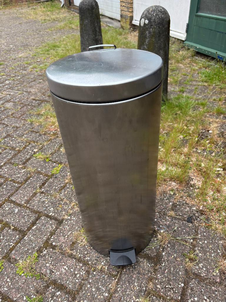 chroom pedaal emmer met deksel zo goed als nieuw. nieuw €100, Ophalen, Met pedaal, Rvs, 75 cm of meer