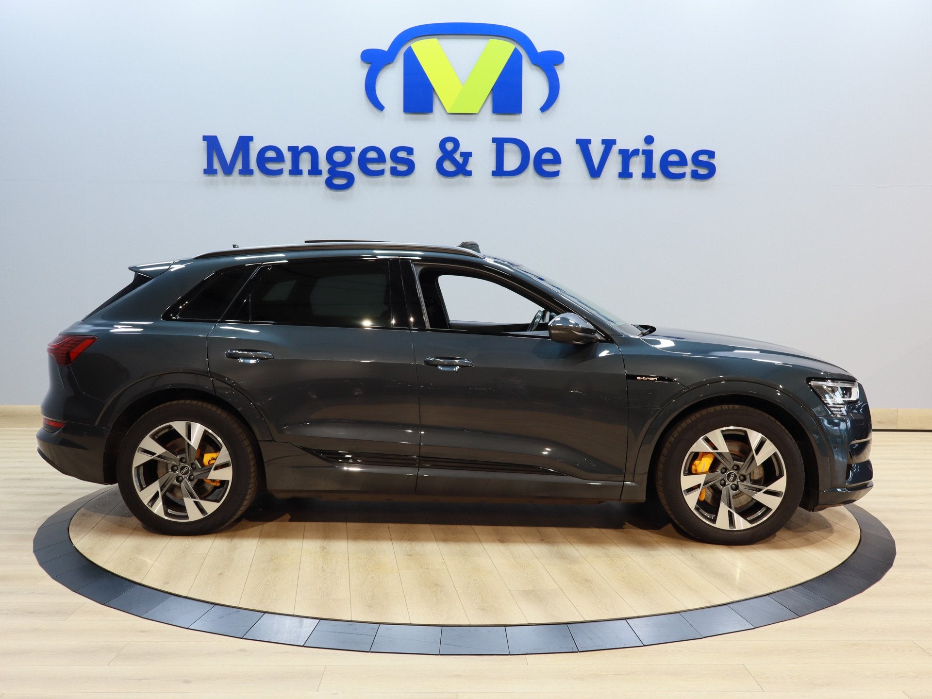 Audi e-tron 55 quattro Business edition Plus 95 kWh SOH 87%, Auto's, Automaat, Zwart, 95 kWh, Vierwielaandrijving