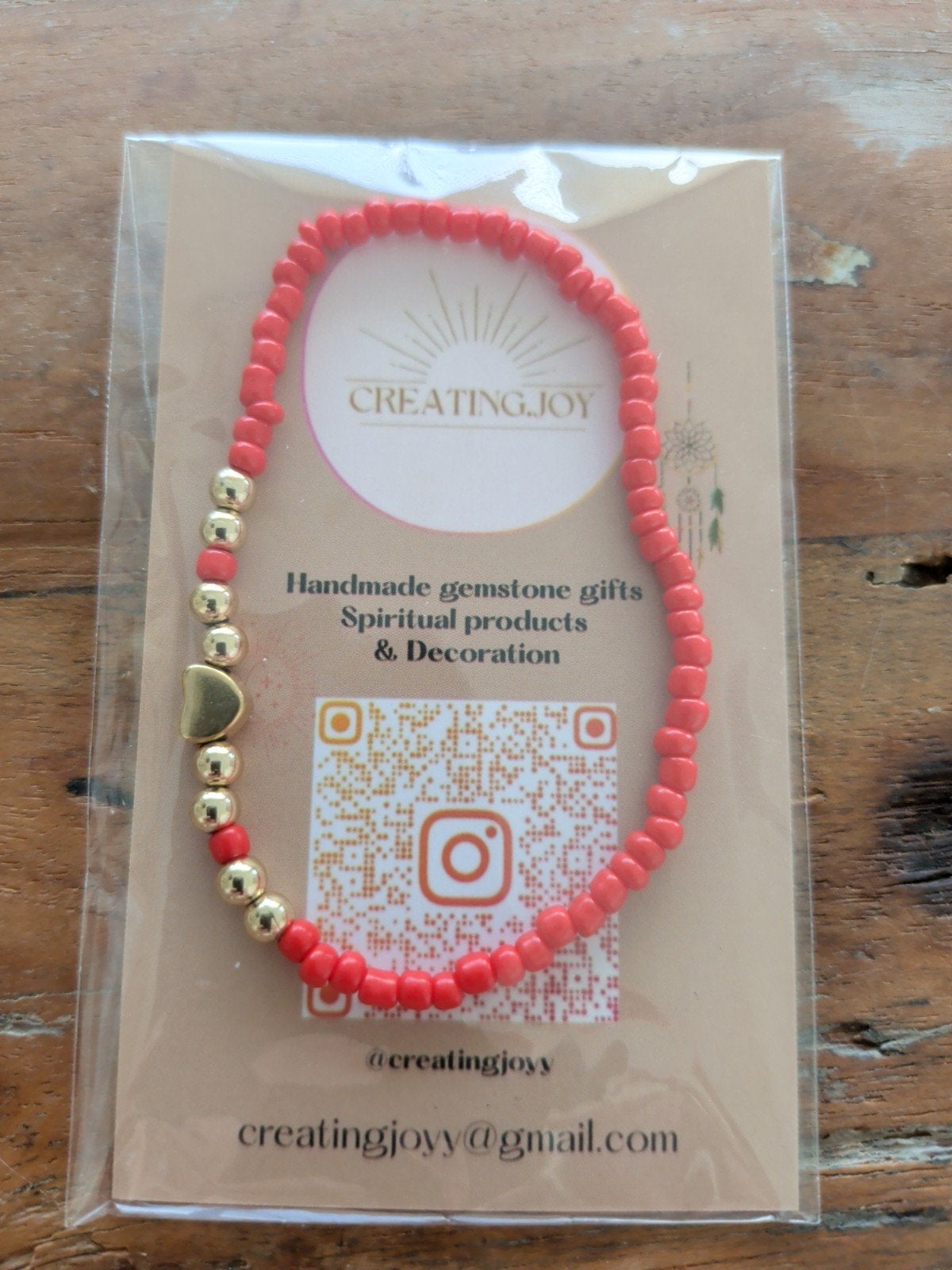 rood armbandje met goudkleurige kraaltjes, handmade, Ophalen of Verzenden, Nieuw, Rood
