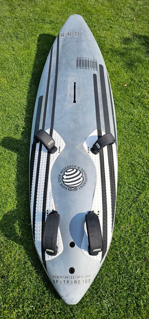 RRD Spitfire 102 Slalom Windsurfplank - Nieuwe voetbanden, Watersport en Boten, Windsurfen, Ophalen, Met voetbanden, Gebruikt