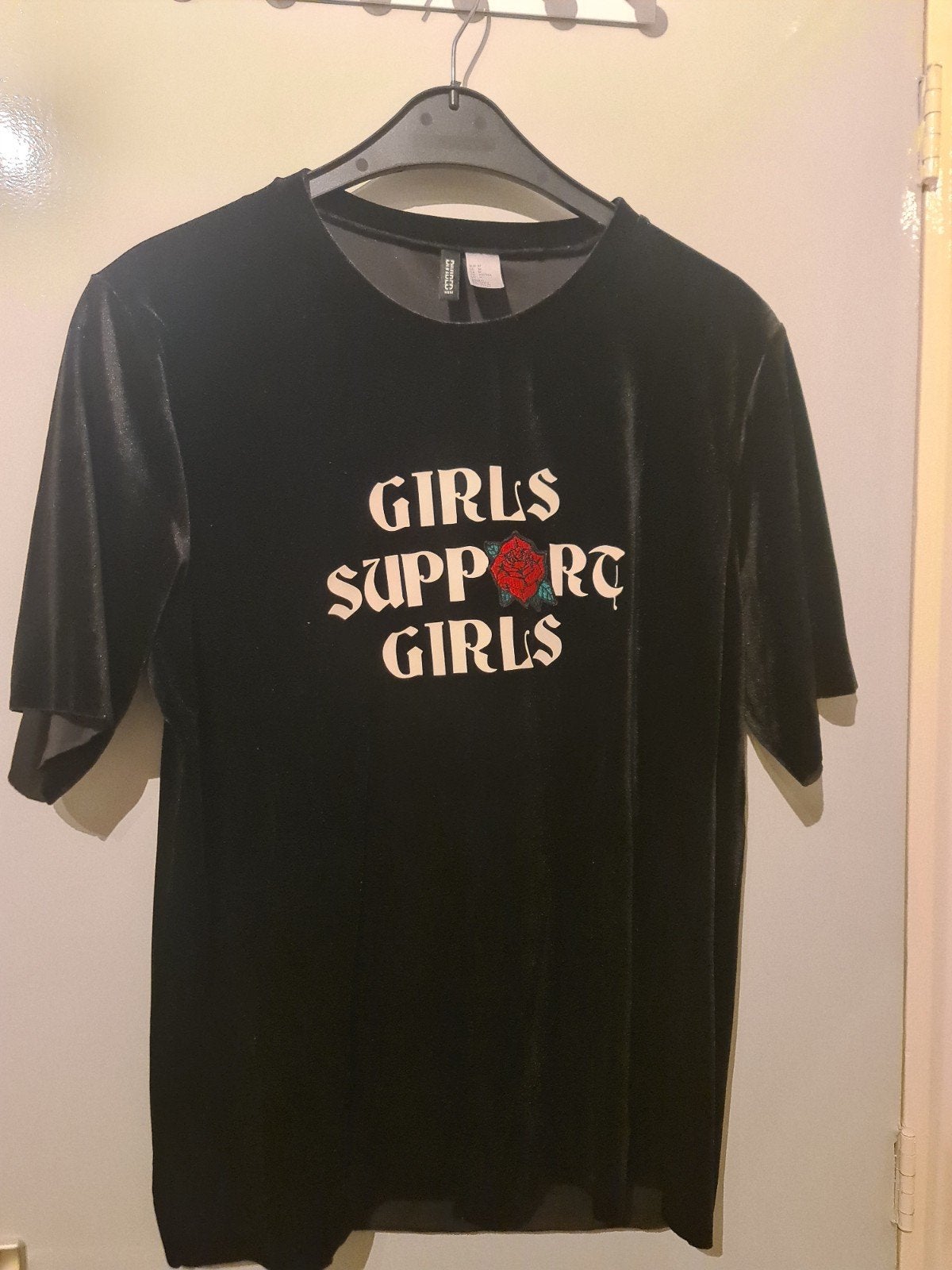 Zwart fluwelen T-shirt 'Girls Support Girls' H&M maat M, Kleding | Dames, Maat 38/40 (M), Zwart, H&M Divided, Nieuw