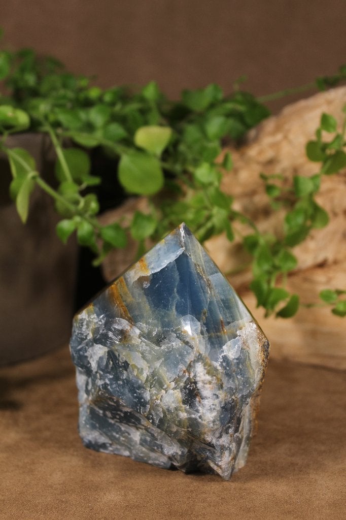 Aquatine calciet met aragoniet – deels ruw, deels gepolijst, Ophalen of Verzenden, Mineraal