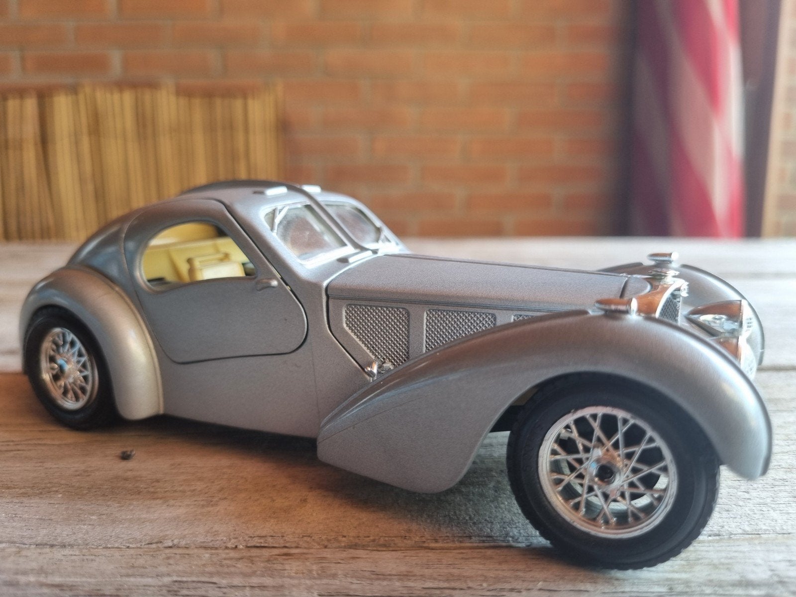 Burago Bugatti Atlantic (1936) schaalmodel, Hobby en Vrije tijd, Modelbouw | Auto's en Voertuigen, Zo goed als nieuw, Ophalen of Verzenden