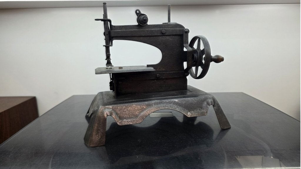 Antieke blikken miniatuur naaimachine, Antiek en Kunst, Ophalen of Verzenden