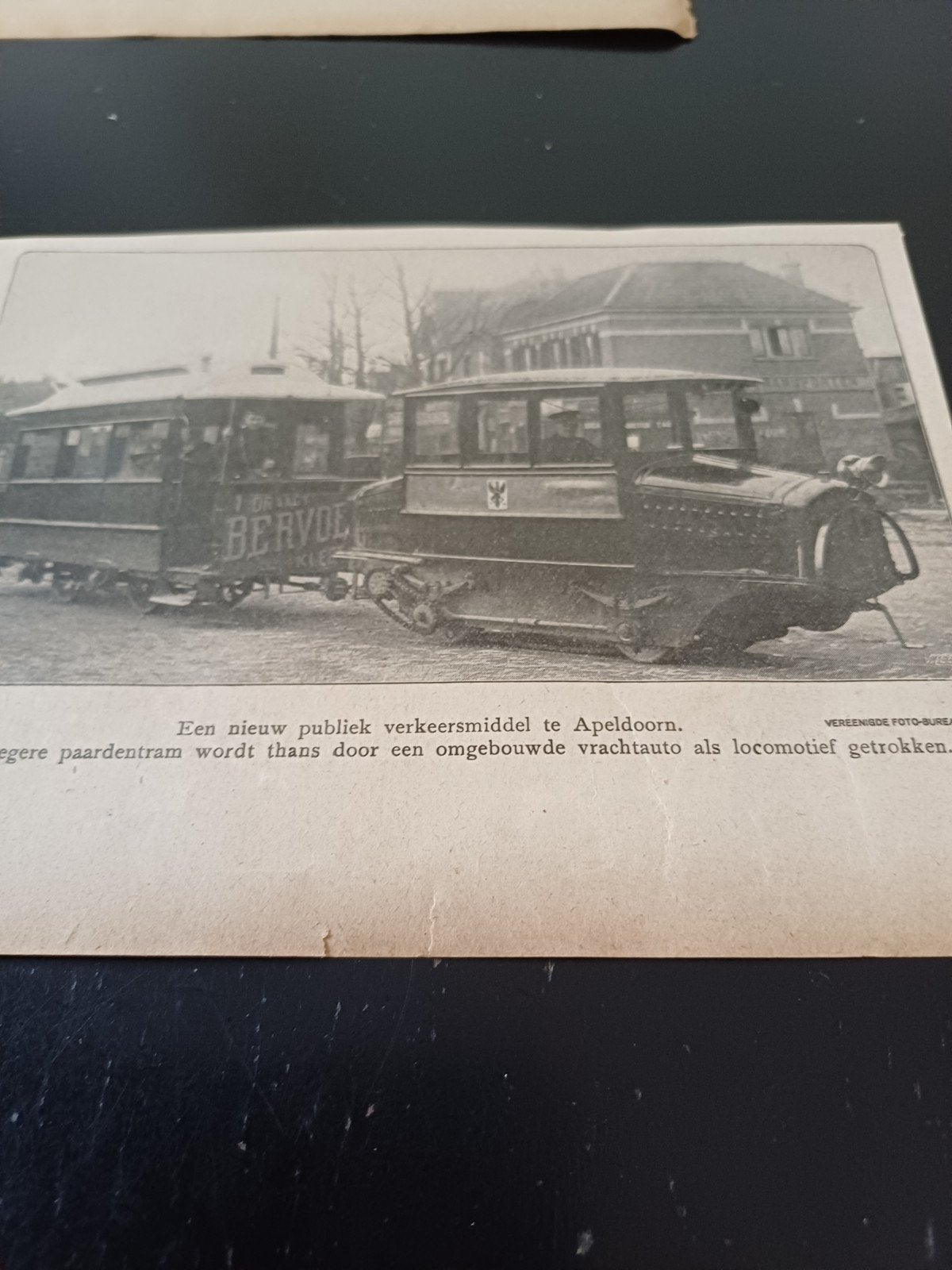 knipsel tram met vrachtauto Apeldoorn 1920, Ophalen of Verzenden, Gebruikt, Tram, Kaart of Prent