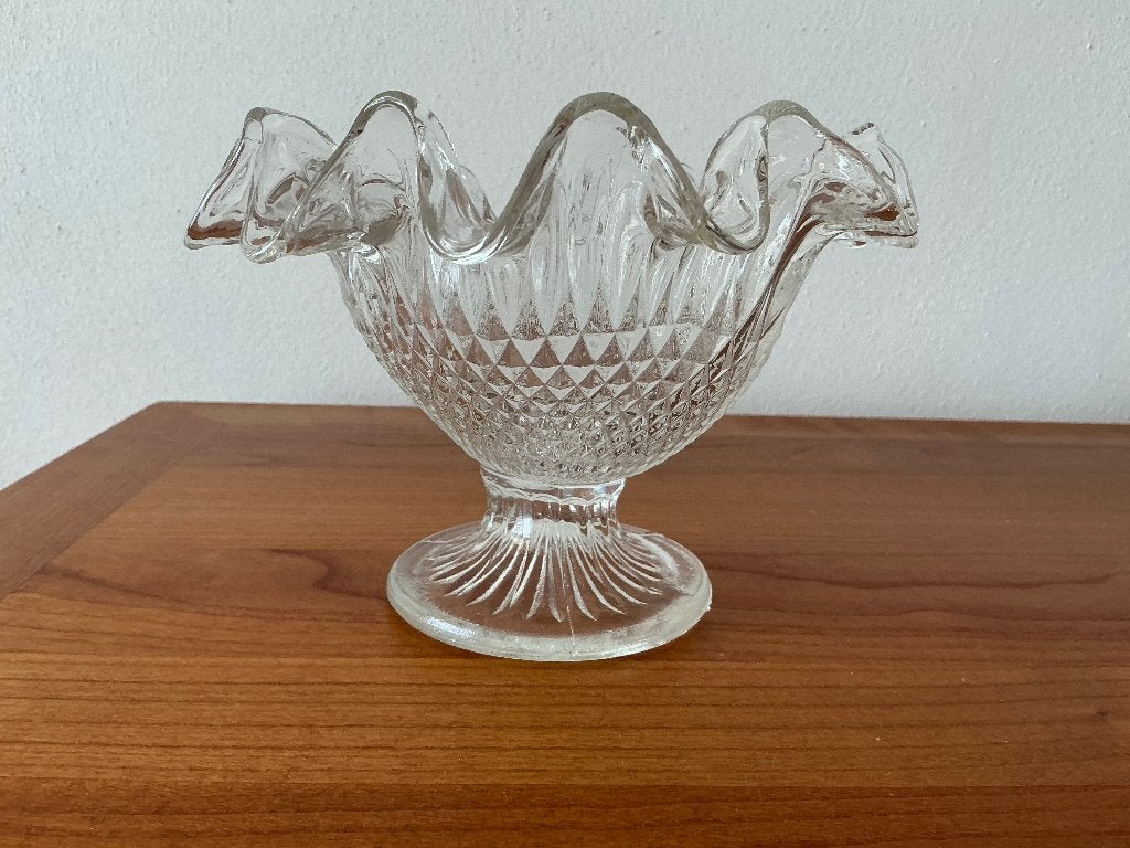Schaal op voet, geperst glas. Gekartelde rand, jaren 30 (?), Antiek en Kunst, Ophalen of Verzenden